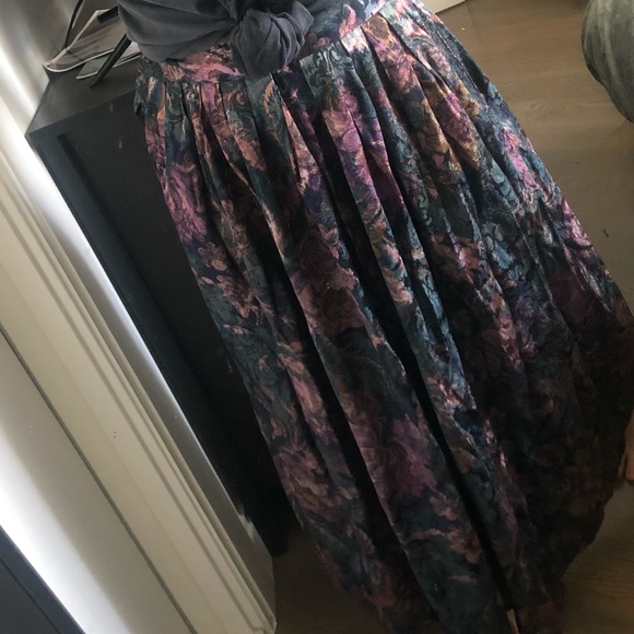 Dresses & Skirts - Vintage Floral Skirt